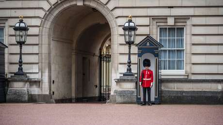 VIDEO: Un guardia real británico le grita en la cara a una turista que quería fotografiarse con él
