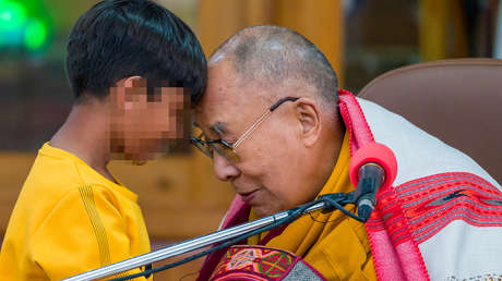 El dalái lama se disculpa por un video en el que le pedía a un niño que le chupara la lengua