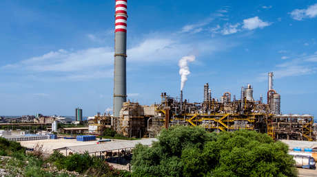 Reportan que Italia aprobó la venta de una refinería rusa