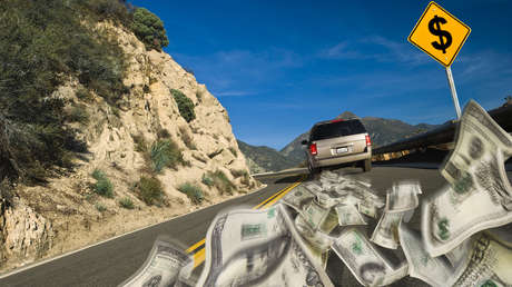 Automovilista arroja 200.000 dólares en una autopista para "bendecir a otros"
