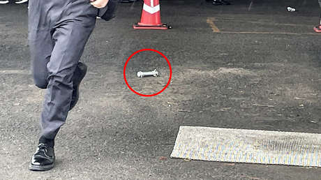 El momento en que un guardaespaldas ve la bomba de humo, la patea y aparta al primer ministro de Japón (VIDEO)