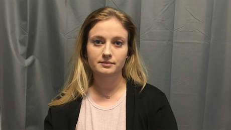 Arrestan a una profesora en EE.UU. por tener una relación con un estudiante de 15 años