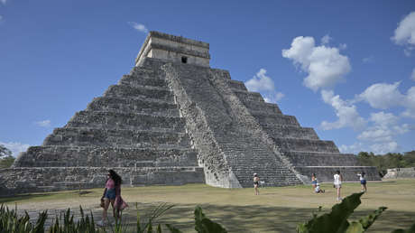 El tercer turista en seis meses infringe la ley y sube a la pirámide de Chichén Itzá (VIDEO)
