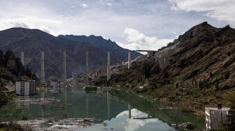 VIDEO: Deslave de parte de una montaña cerca de un viaducto en construcción en Turquía