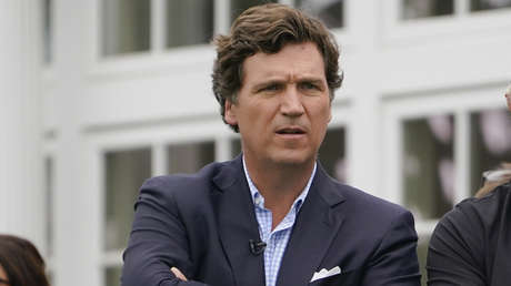 El presentador Tucker Carlson sale de Fox News