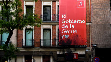 Organización ambiental pinta las fachadas de las sedes del PP y del PSOE en Madrid