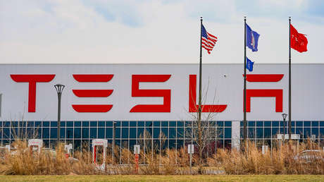 Dictaminan que Tesla violó las protecciones laborales al prohibir al personal hablar de sueldos