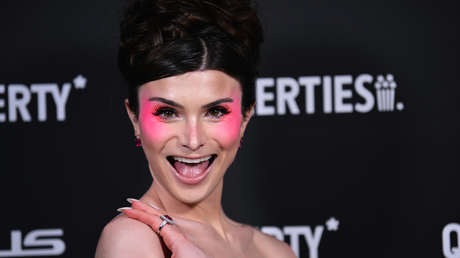 Clientes indignados llaman a boicotear a Maybelline por asociarse con una 'influencer' transgénero