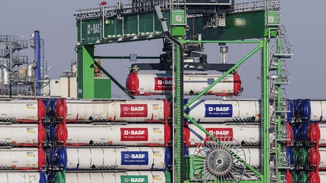 Reportan que Alemania podría limitar la exportación a China de químicos para fabricar chips