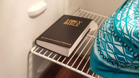 Legisladora esconde las Biblias del Capitolio de Arizona y explica sus motivos