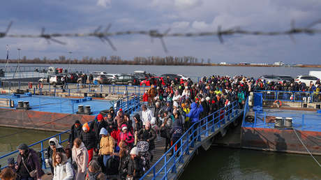 Bloomberg: Vecinos de Ucrania recortan la ayuda económica a los refugiados