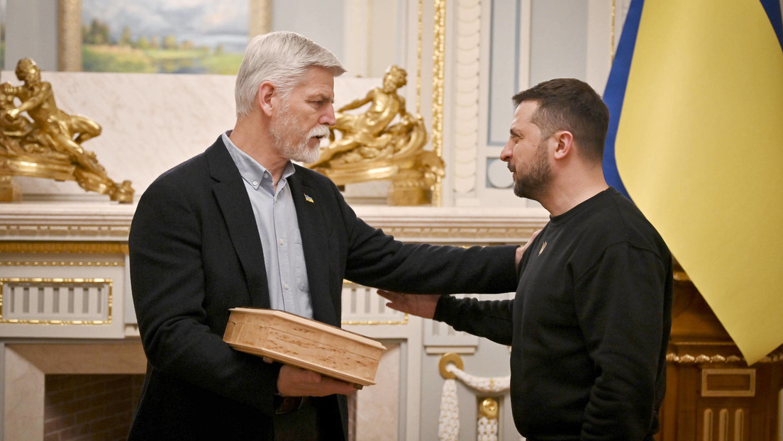 El presidente checo le regala a Zelenski una pistola