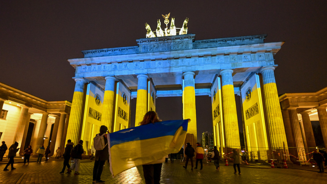 Berlín levanta el veto a la bandera ucraniana, pero no a la rusa para el Día de la Victoria