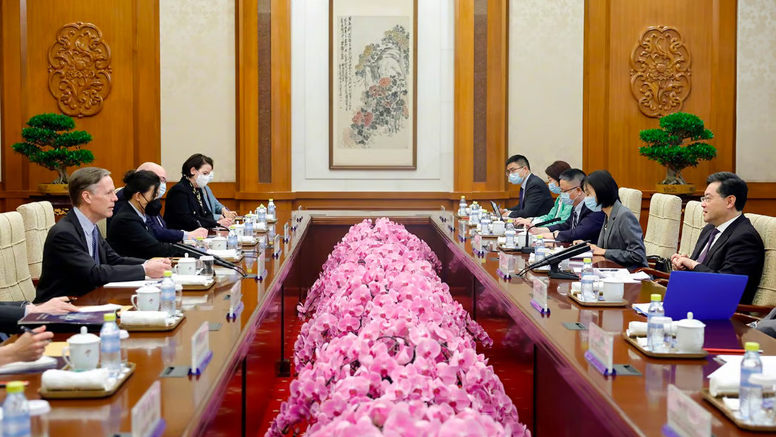 "Estabilizar las relaciones": de qué hablaron el ministro de Exteriores de China y el embajador de EE.UU.