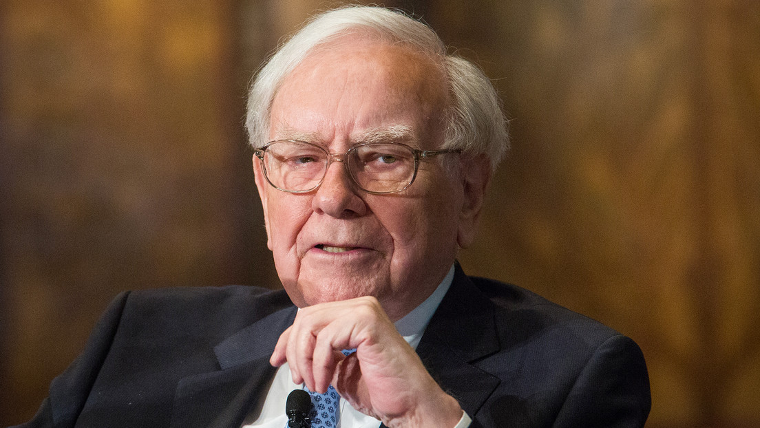 Buffett se deshace de un multimillonario paquete de acciones y desata temores por la economía de EE.UU.