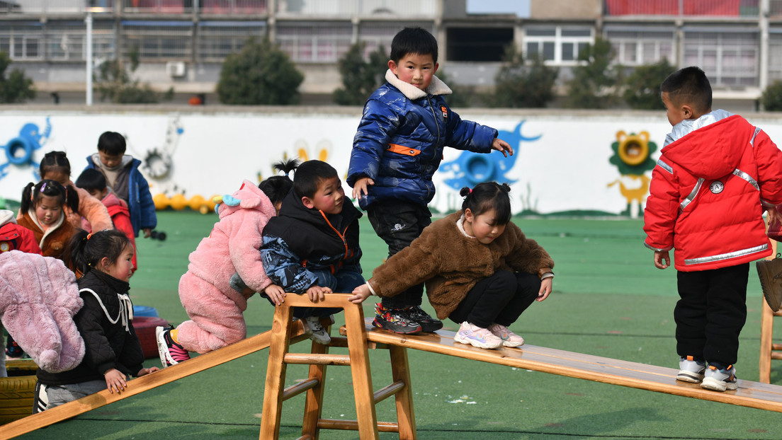 Сómo China busca crear una nueva cultura del matrimonio y la maternidad tras disminución de su población