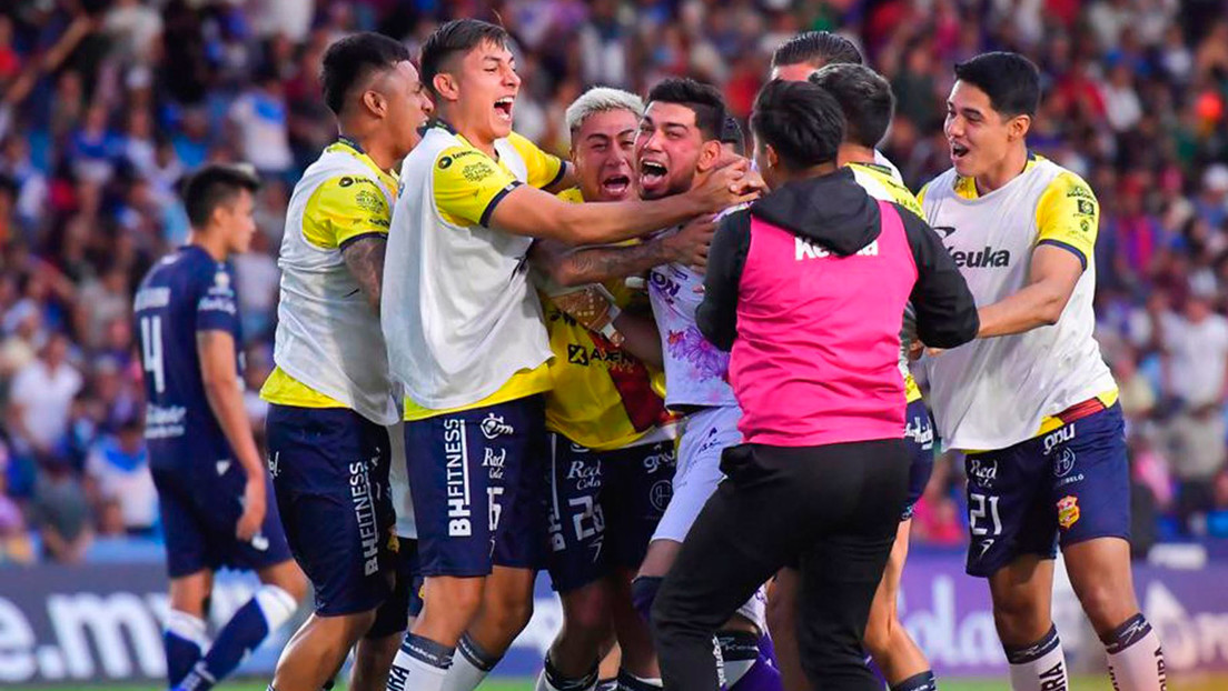 Portero se luce con un insólito gol de arco a arco y en el último minuto (VIDEO)