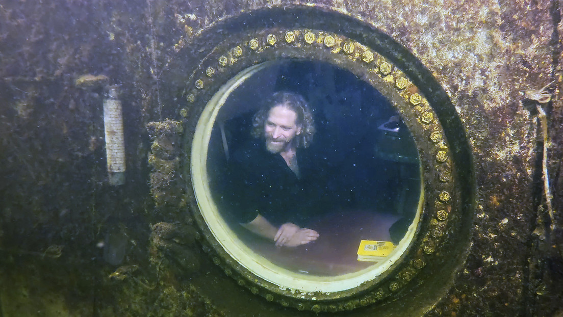 Profesor estadounidense rompe el récord de mayor tiempo viviendo bajo el agua