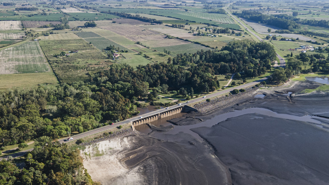 Crisis por el agua en Uruguay: caída histórica de embalse principal deja reserva solo para 25 días