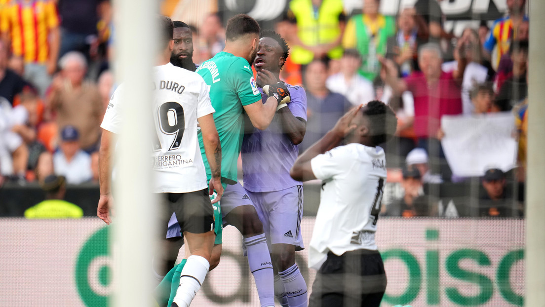 El Valencia y el Real Madrid protagonizan un polémico partido marcado por peleas y racismo