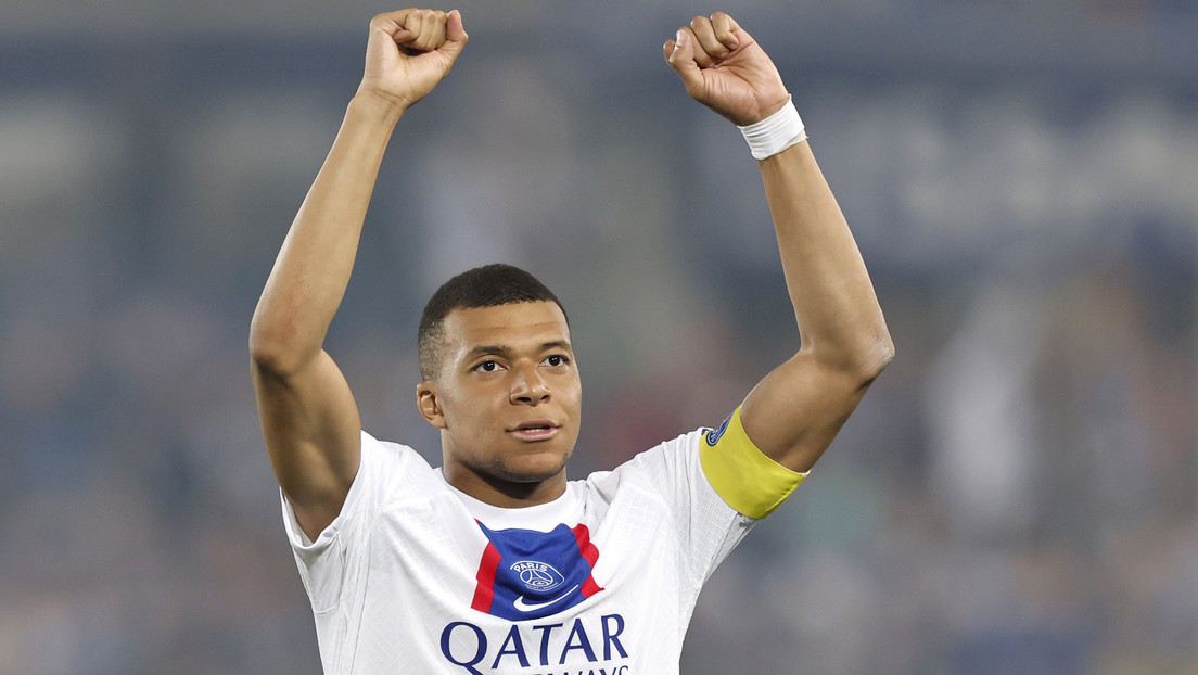 VIDEO: Mbappé le rompe la nariz a una hincha por accidente y se disculpa con un noble gesto