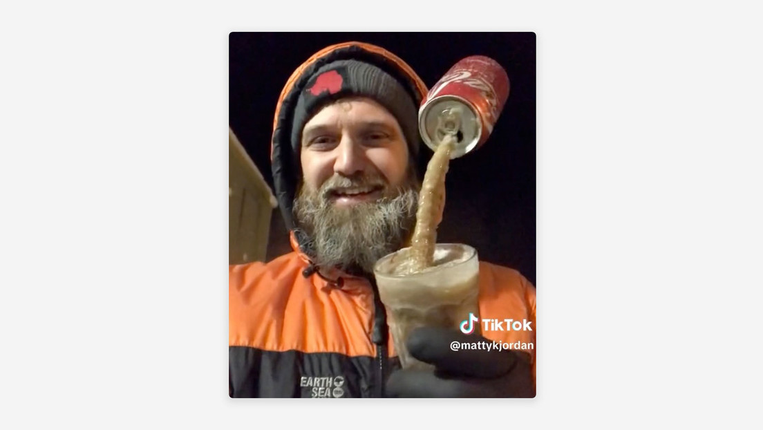 VIDEO: Un hombre trata de servir una gaseosa en la Antártida y el resultado no salió muy bien