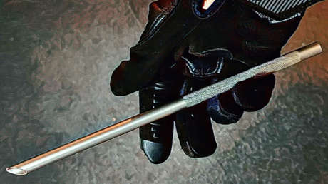 Detienen a un pasajero por llevar una 'pajilla de vampiro' en el equipaje de mano