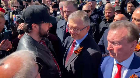 Una multitud impide en Polonia que el embajador ruso deposite flores en honor a los soldados soviéticos