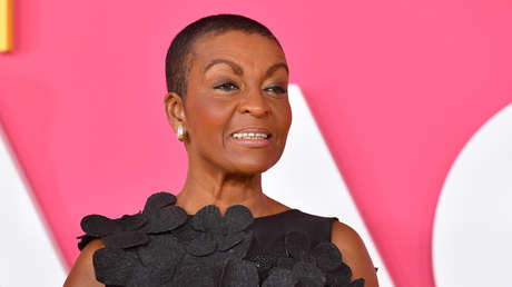 Estrella de 'Los Bridgerton' llama al balcón del rey Carlos III "terriblemente blanco" y estalla polémica