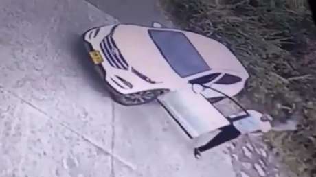 Un hombre incendia deliberadamente una montaña en Colombia y queda grabado en video