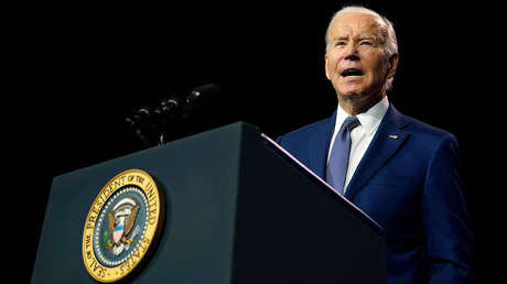 Biden afirma que va a "ganar esta lucha" y se desorienta en el escenario (VIDEO)