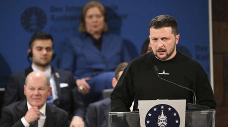 Un premio entregado a Zelenski cae al suelo y el mandatario culpa a "los rusos" (VIDEO)