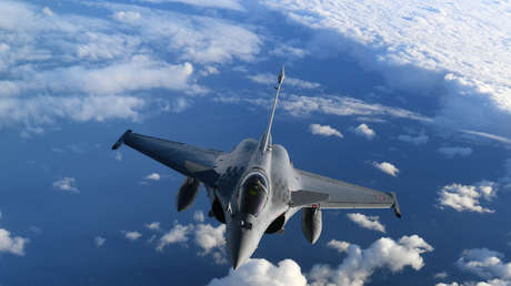 Politico: Francia considera que es "prematuro" abordar el envío de cazas a Ucrania