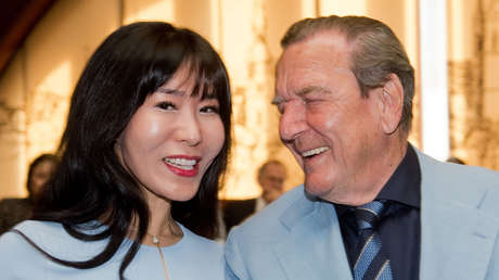 Despiden a la esposa de un excanciller alemán por visitar la Embajada rusa en Berlín el Día de la Victoria sobre el nazismo