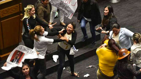 Estirones de pelo, patadas y puñetazos: diputadas bolivianas se enzarzan en el Parlamento (VIDEOS)