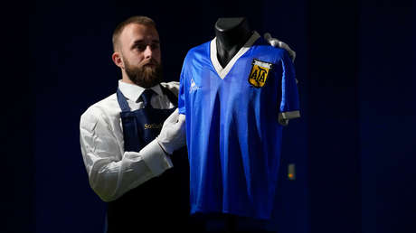 La camiseta que Maradona usó contra El Salvador en su primer Mundial en 1982 va a subasta