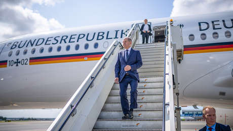 Intruso se cuela en la caravana de Scholz, llega hasta él y lo abraza