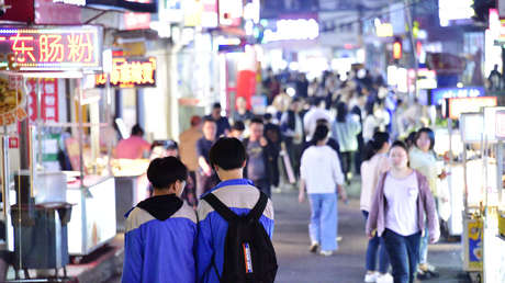 Dramático rescate: golpean con una pala a un hombre que amenazaba con tijeras a una mujer (VIDEO)