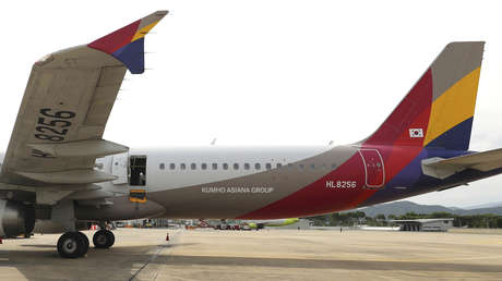 Pasajero que abrió la puerta de un avión antes de aterrizar confiesa que "quería bajarse rápido"