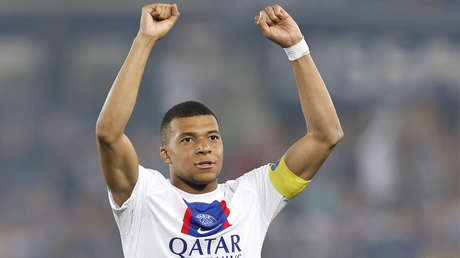 VIDEO: Mbappé le rompe la nariz a una hincha por accidente y se disculpa con un noble gesto