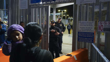 El 'cuello de botella' del sistema de asilo en EE.UU. obliga a migrantes a acampar en la frontera