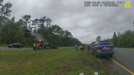 VIDEO: Se distrae mientras conduce y termina volando varios metros en su coche