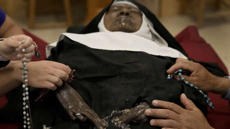 Feligreses visitan el cuerpo de una monja que permanece intacto después de 4 años