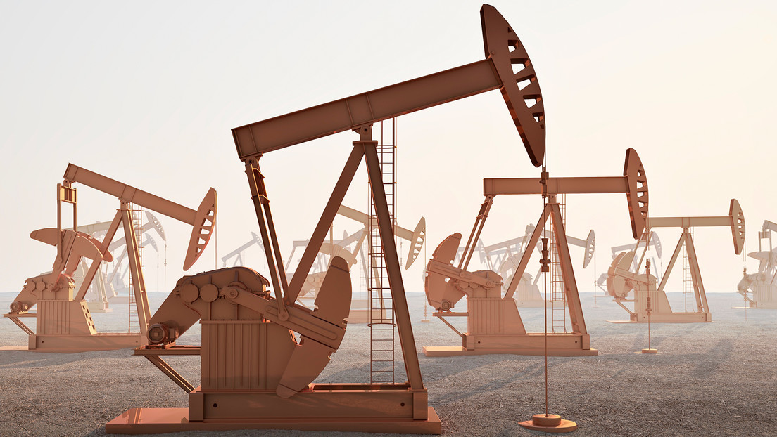 Suben precios del petróleo tras la decisión unilateral de Arabia Saudita de recortar la producción