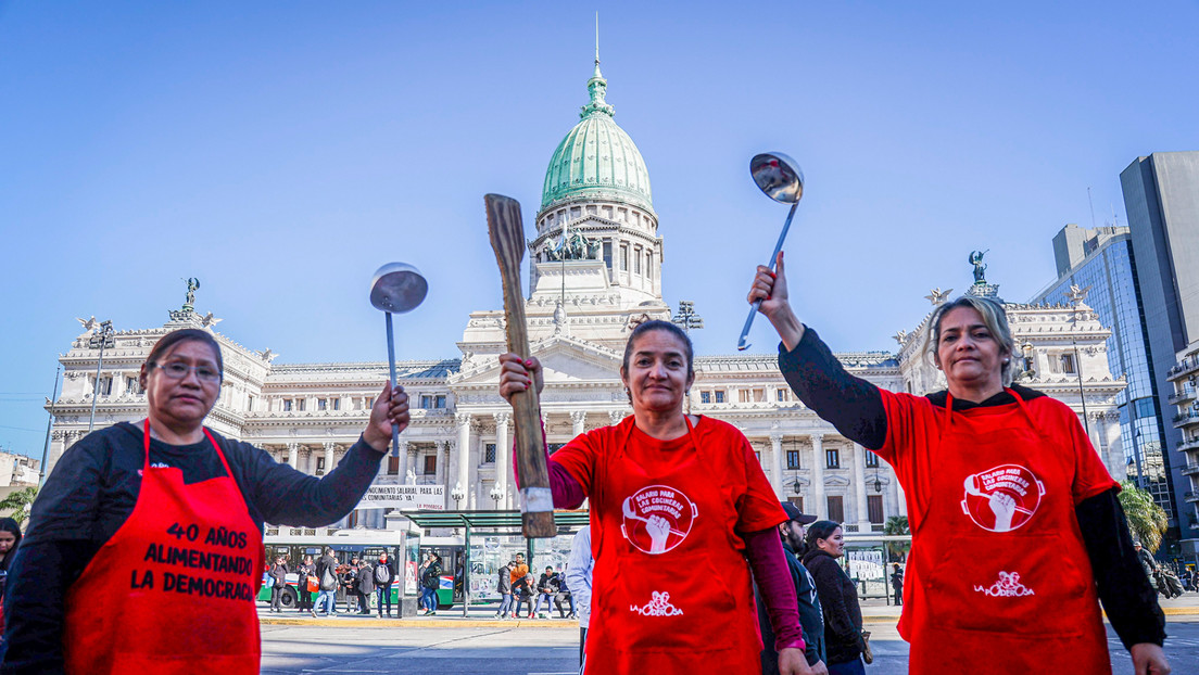 Cocineras comunitarias que alimentan a 10 millones de personas luchan por sus derechos en Argentina