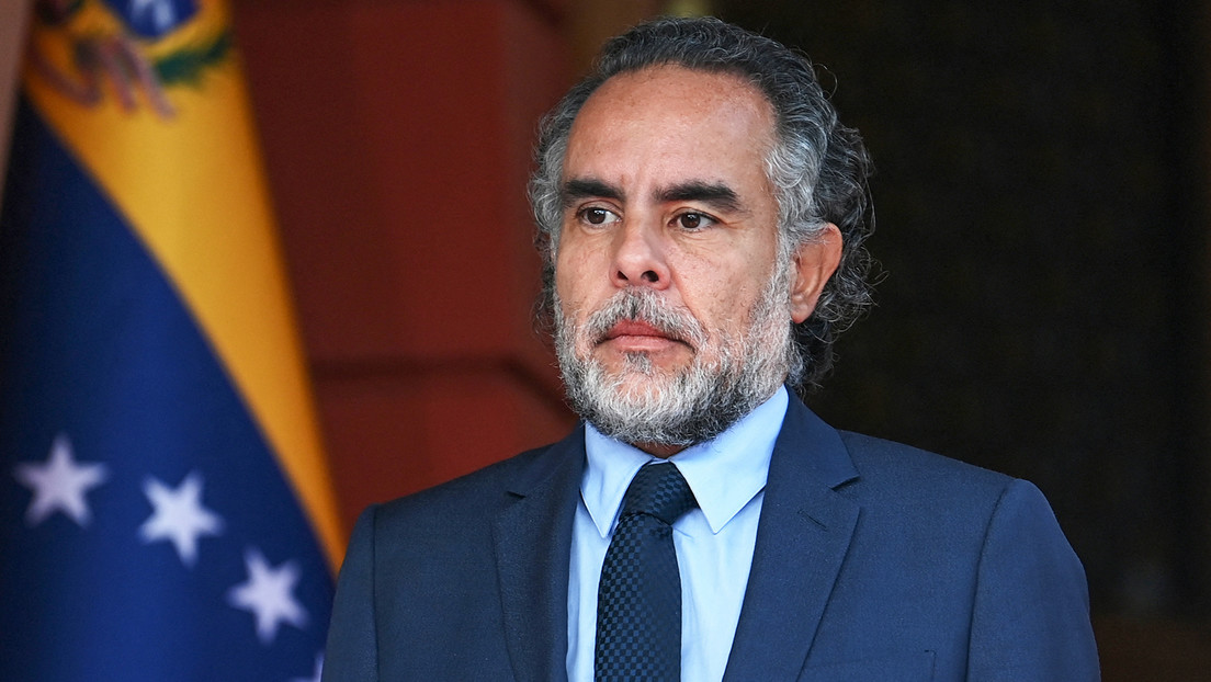 Exembajador Benedetti sale de Colombia con la denuncia de que le amenazan "personas muy poderosas"