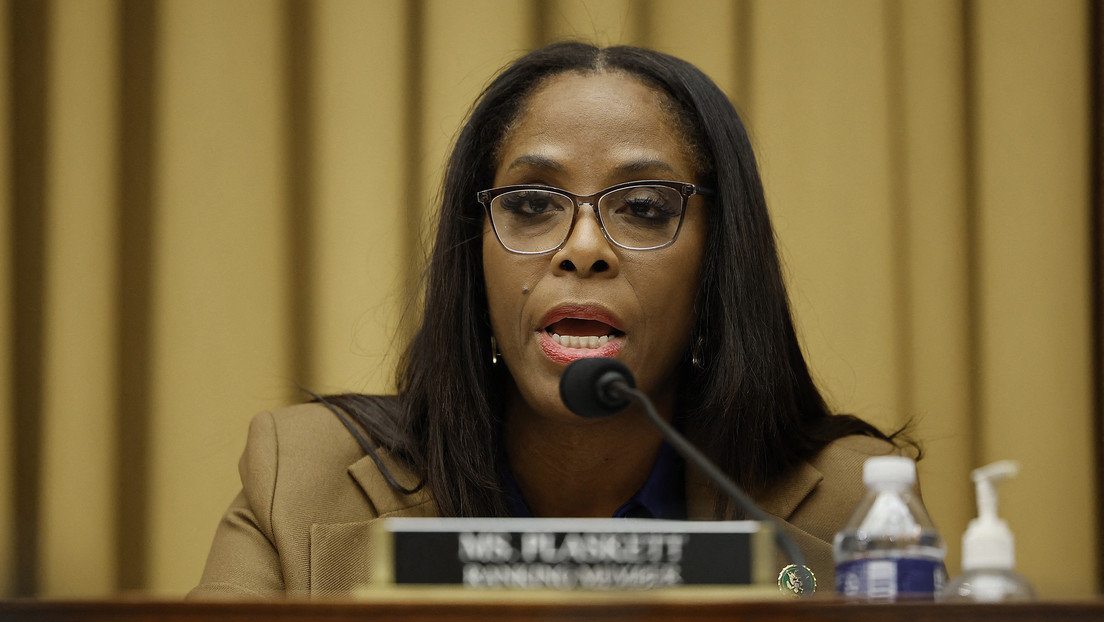 Llueven críticas contra una demócrata por decir accidentalmente que Trump "debe ser fusilado"