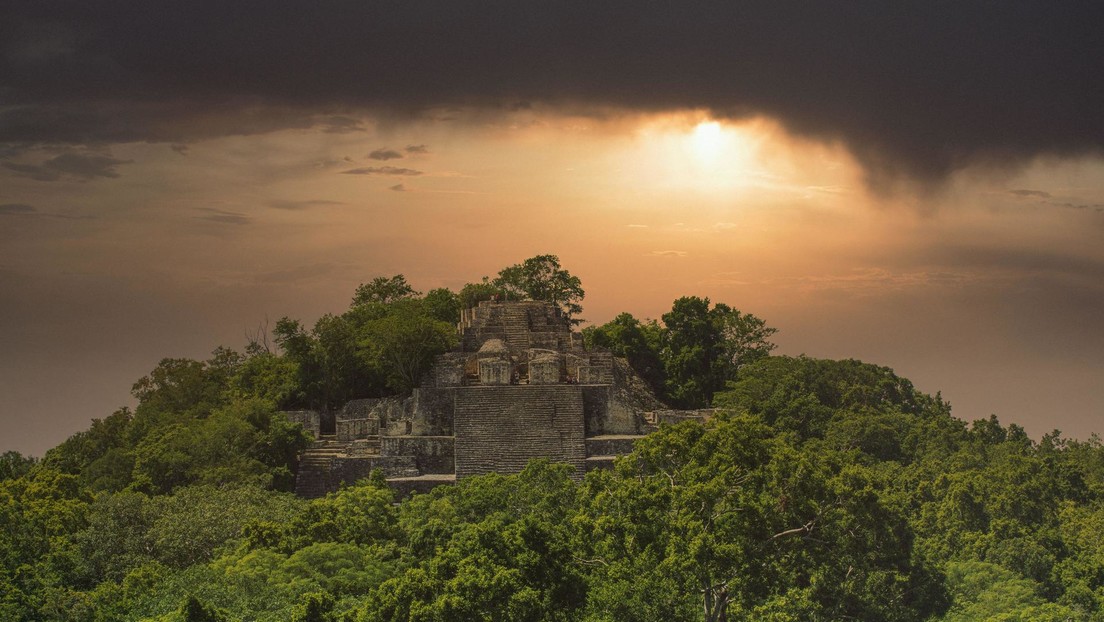Hallan pinturas que representan una automutilación en el complejo arqueológico de Calakmul en México