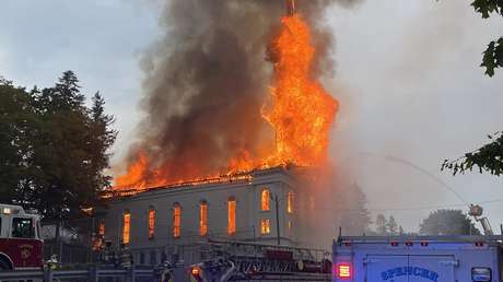 VIDEO: Una iglesia del siglo XIX queda totalmente calcinada por la caída de un rayo