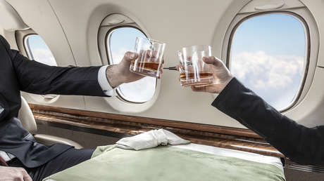 República Checa prohíbe bebidas alcohólicas en aviones gubernamentales tras un escándalo de acoso